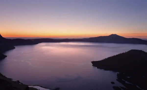 クレーター湖ウィザード島日の出オレゴン — ストック写真