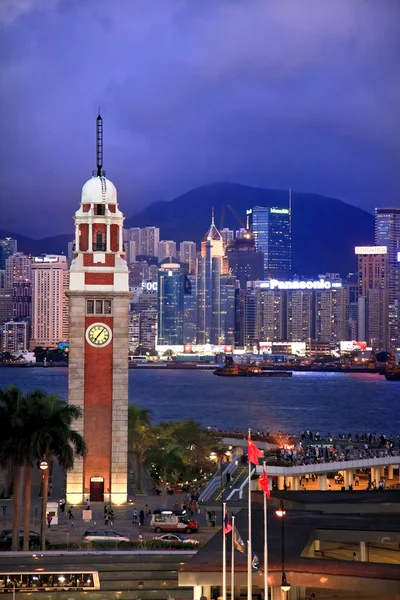 Hong Kong Reloj Torre y puerto por la noche desde Kowloon Ferry — Foto de Stock