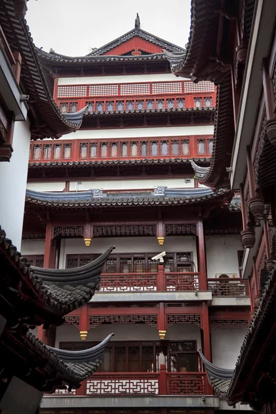 オールド上海たたずまい赤い屋根豫園ガーデン反射 — ストック写真