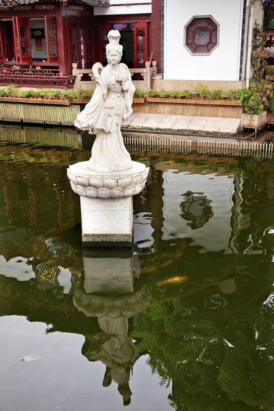 Estátua de mulher Shanghai Yuyuan Garden com reflexões China — Fotografia de Stock