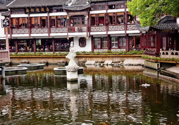 Shanghai yuyuan garden med reflektioner Kina — Stockfoto