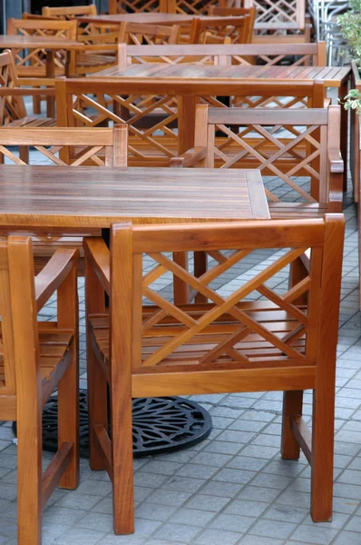 Дерев'яні стільці та столи — стокове фото