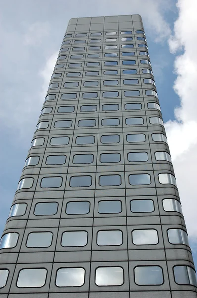 Business byggnad med fönster eftertanke — Stockfoto