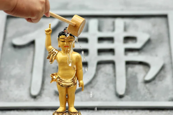 Den Buddha baden — Stockbild Den Buddha baden — Stockfoto
