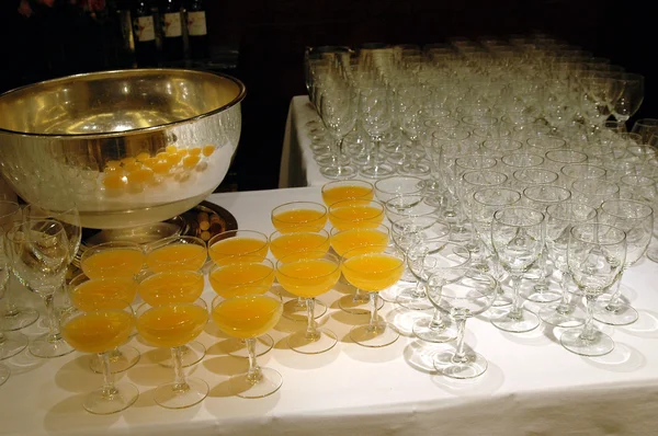 Tisch mit Gläsern und Cocktails — Stockfoto