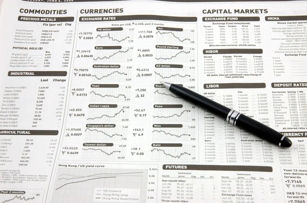 Kursy walut, rynki kapitałowe & pióro — Zdjęcie stockowe