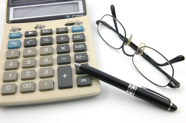 Szemüvegek, toll és számológép — Stock Fotó