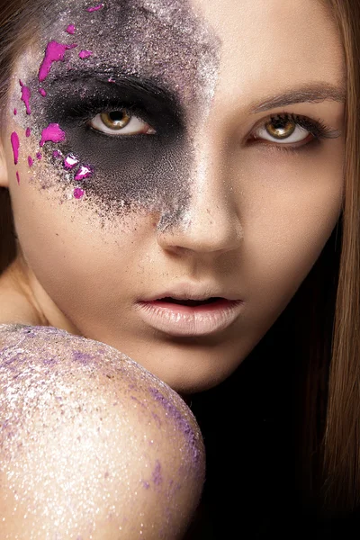 Retrato de una joven con maquillaje artístico — Foto de Stock
