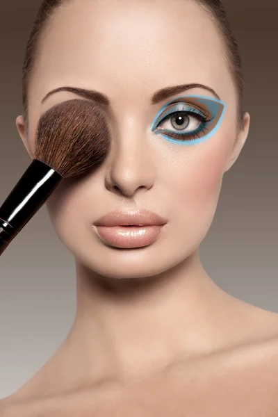 Porträt einer schönen Frau mit Make-up-Pinsel — Stockfoto