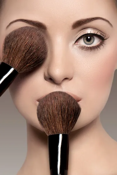 Portrét krásné ženy s make-up kartáč — Stock fotografie