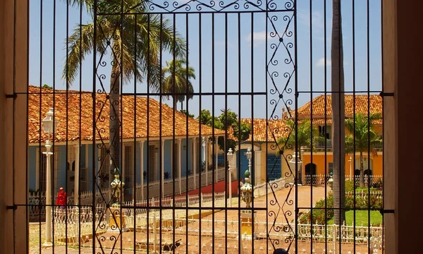 Casas em Trinidad, Cuba, atrás do portão — Fotografia de Stock