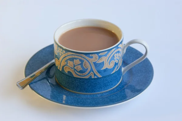 En kopp te med en silversked — Stockfoto