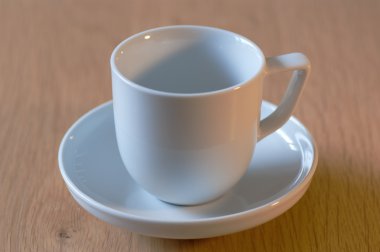 Beyaz fincan ve çay tabağı