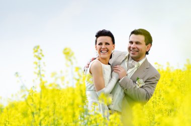 Gelin ve damat sarılıyor.