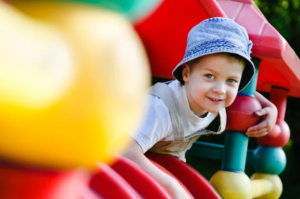 Jovem menino autista brincando no playground — Fotografia de Stock
