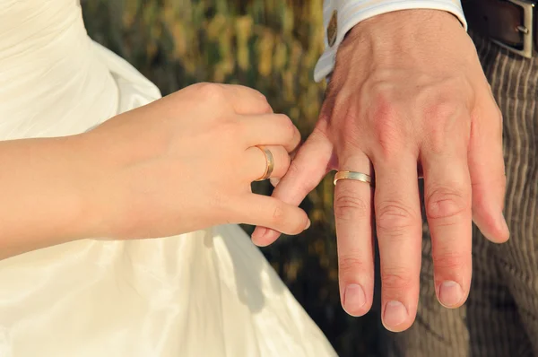 Руки пары с обручальными кольцами — стоковое фото