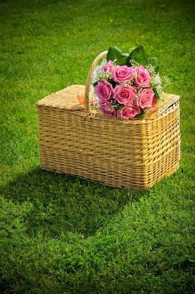 Wedding rose bouquet on a basket — Stock Photo, Image
