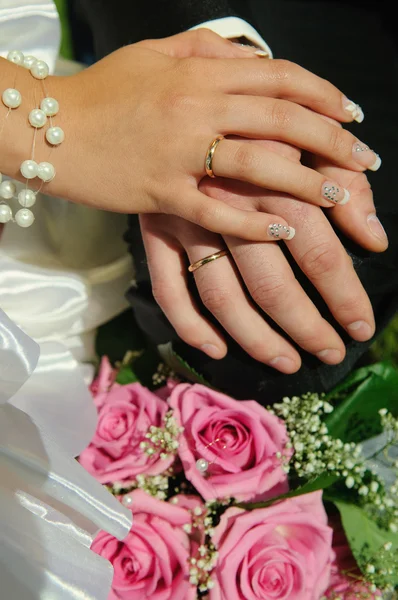 婚礼花束用双手和环 — 图库照片