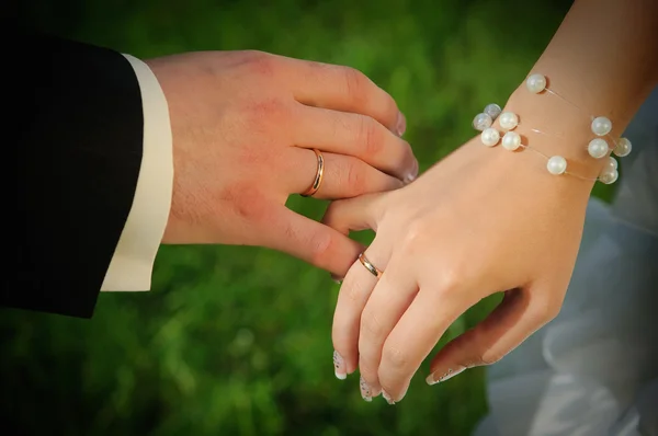 Mãos de casal com anéis de casamento — Fotografia de Stock