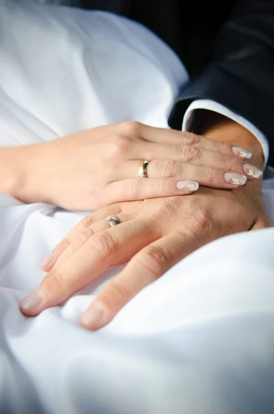 Крупный план рук белой пары с обручальными кольцами — стоковое фото