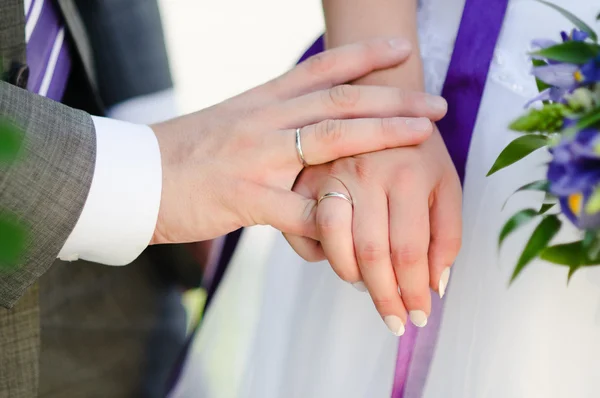 结婚戒指的白种人夫妇的手的特写镜头 — 图库照片