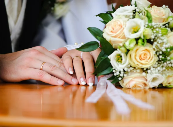 Anel de casamento e mãos — Fotografia de Stock