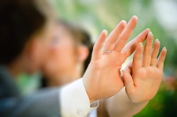 Nişan yüzüğü ile çift öpüşme — Stok fotoğraf