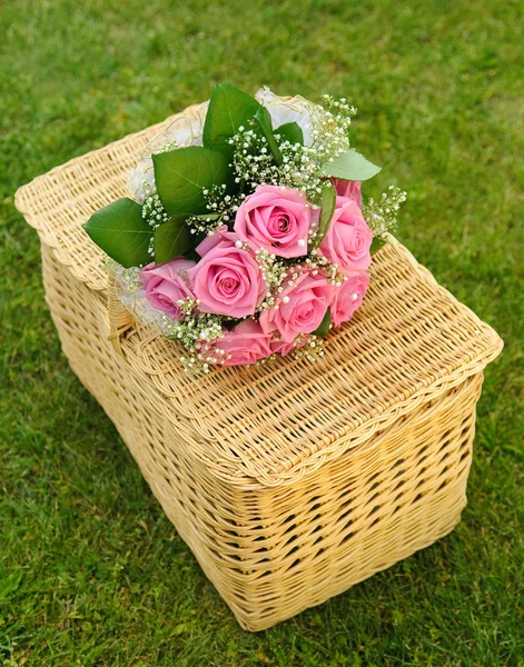 Wedding rose bouquet on a basket — Stock Photo, Image
