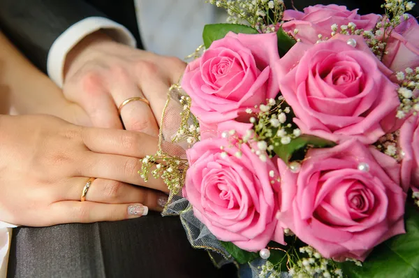 Svatební kytice s rukama a kroužky — Stock fotografie