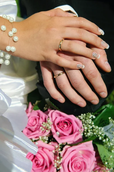 Ramo de bodas con manos y anillos —  Fotos de Stock