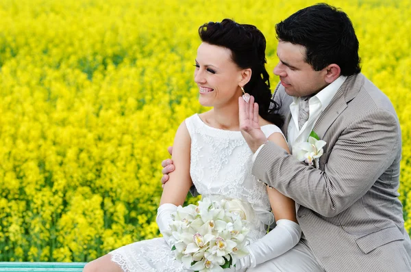 Braut und Bräutigam umarmen sich — Stockfoto