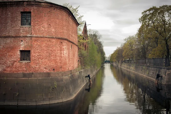 ピテルブルクの古代の建物は水で溝に囲まれています — ストック写真