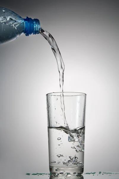 Wasser fließt in einem Glas — Stockfoto