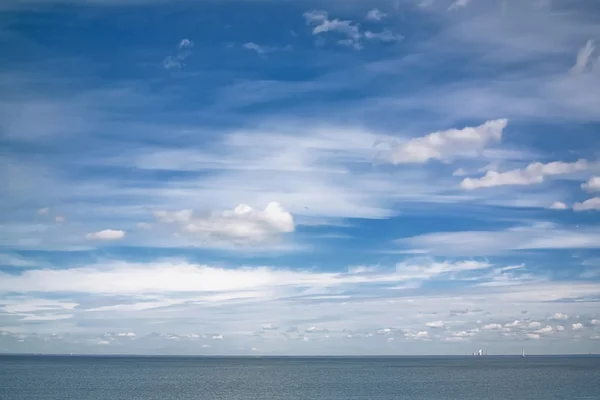 Vista del mare sotto il cielo blu tra le nuvole — Foto Stock