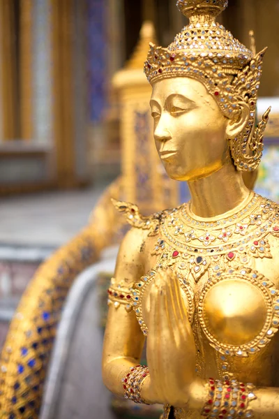Zlatá socha v chrámu — Stock fotografie