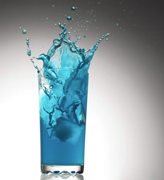 Splashes de um copo com água — Fotografia de Stock