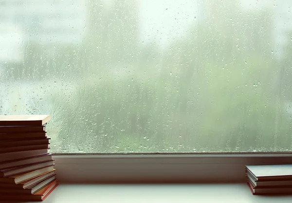 Hromady knih před okna — Stock fotografie