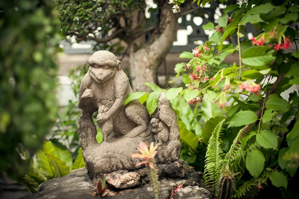 Кам'яна статуетка мавпи — стокове фото