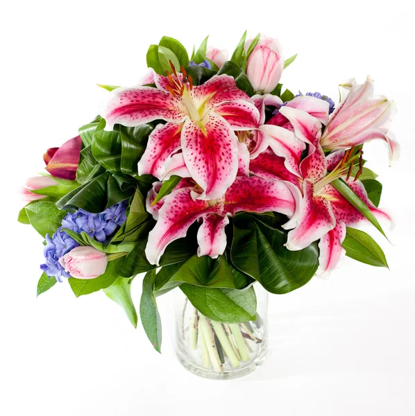 Csokor virágot, üveg vázában — Stock Fotó