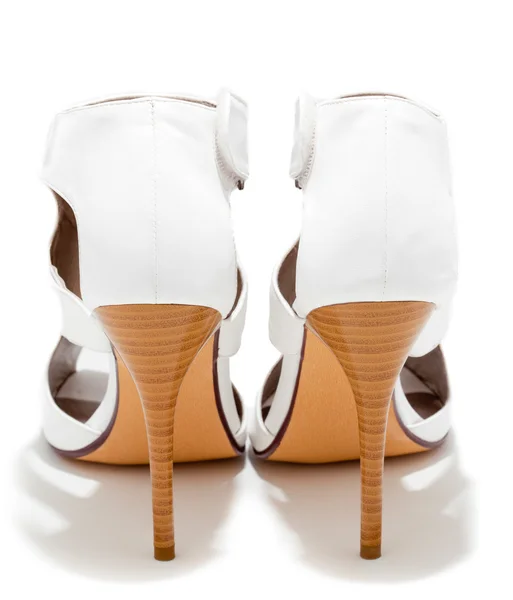 Туфли на высоком каблуке женщины на белом фоне — стоковое фото