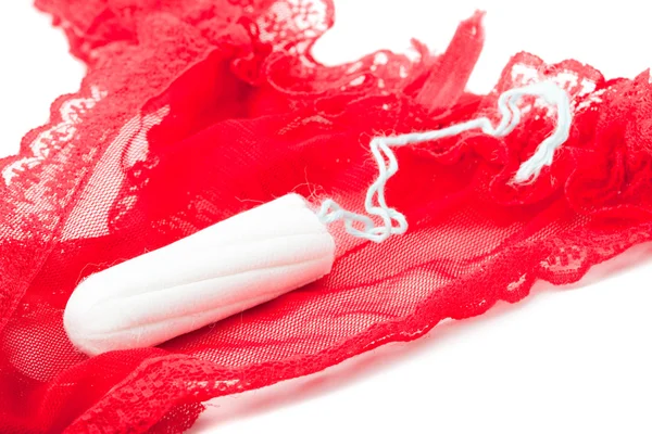 Wanita produk kebersihan feminin pada celana dalam merah — Stok Foto