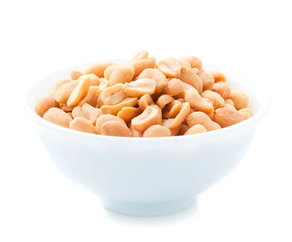 Amendoins assados em placa branca isolada — Fotografia de Stock