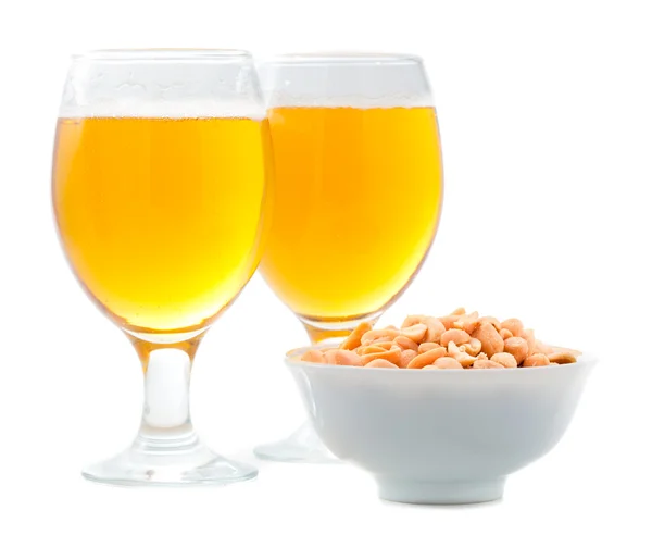 Cerveja e amendoins salgados isolados — Fotografia de Stock