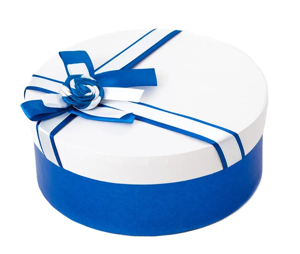 Pudełko okrągłe z niebieską wstążką i łuk na białym tle. — Zdjęcie stockowe