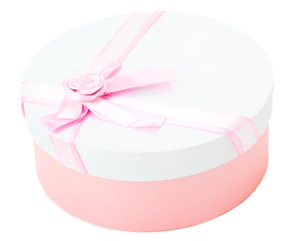 Pudełko okrągłe z różową wstążką i łuk na białym tle — Zdjęcie stockowe