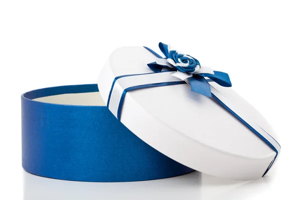 Confezione regalo di forma rotonda con nastro blu e fiocco isolato . — Foto Stock
