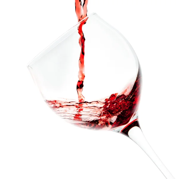 Vin rouge versant dans le verre à vin — Photo