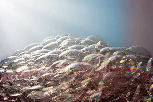 Bolle di sapone su acqua in luce del sole — Foto Stock