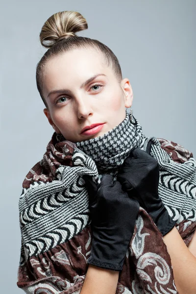 Vonzó nő öltözve sálat és kesztyűt — Stock Fotó