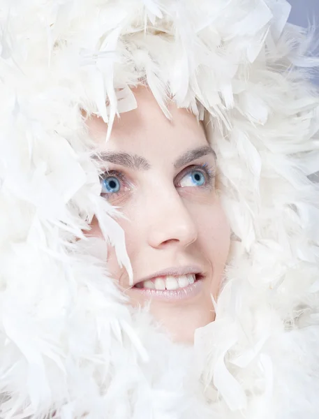 Красива жінка з білим пір'ям — стокове фото
